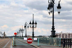 Bordeaux fermeture face sud du pont de pierre | Photo Bernard Tocheport