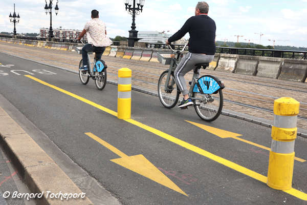 Bordeaux piste cyclable pont de pierre provisoire à double sens | Photo Bernard Tocheport