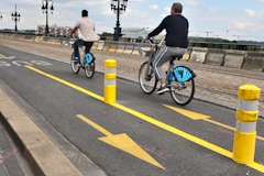 Bordeaux piste cyclable pont de pierre provisoire à double sens | Photo Bernard Tocheport