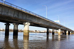 Bordeaux le pont Saint Jean enjambe le fleuve Garonne | Photo Bernard Tocheport