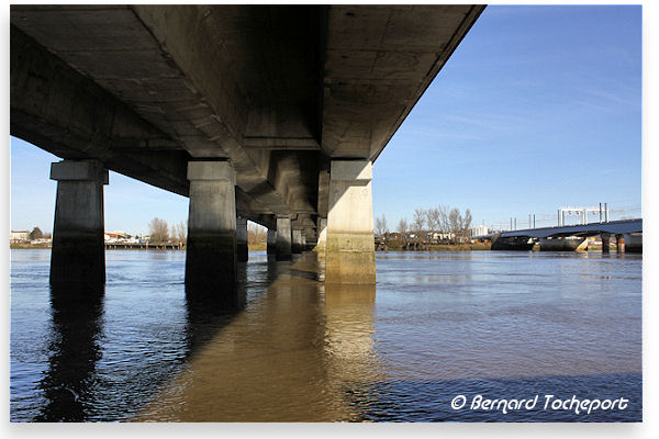 Bordeaux les piliers du pont Saint Jean plongeant dans le fleuve | Photo 33-bordeaux.com
