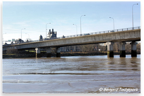 Bordeaux le pont Saint Jean vu depuis la Garonne | Photo 33-bordeaux.com
