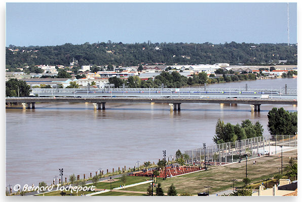 Bordeaux le pont Saint Jean, la Garonne et le quai des sports | Photo 33-bordeaux.com
