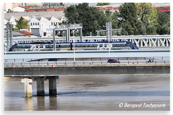 Bordeaux le pont routier Saint Jean devant les ponts ferroviaires | Photo 33-bordeaux.com