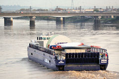 Bordeaux barge Airbus Breuil approchant le pont Saint Jean | Photo 33-bordeaux.com