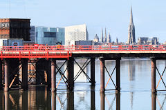 Bordeaux depuis la Garonne la ville et estacade du pont Simone Veil | Photo Bernard Tocheport