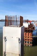 Bordeaux construction piliers du pont Simone Veil | Photo Bernard Tocheport
