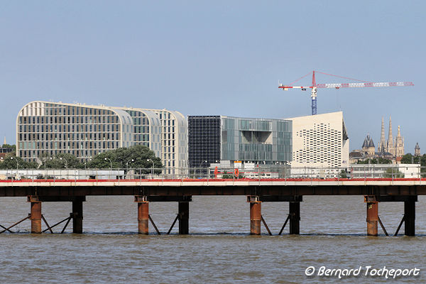 Bordeaux estacade pont Simone Veil devant Halle Boca et Meca | Photo Bernard Tocheport