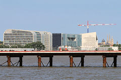 Bordeaux estacade pont Simone Veil devant Halle Boca et Meca | Photo Bernard Tocheport