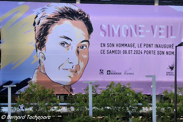 Bordeaux banderole hommage à Simone Veil pour l'inauguartion du pont | Photo Bernard Tocheport