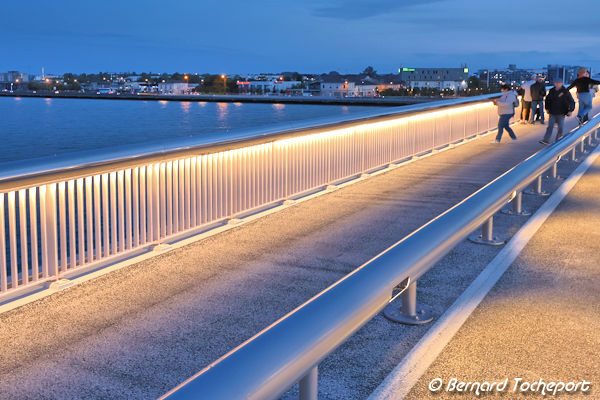 Bordeaux éclairage du cheminement piéton du pont Simone Veil | Photo Bernard Tocheport