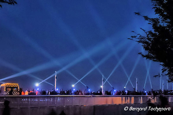 Bordeaux foule et lasers inauguration du pont Simone Veil | Photo Bernard Tocheport