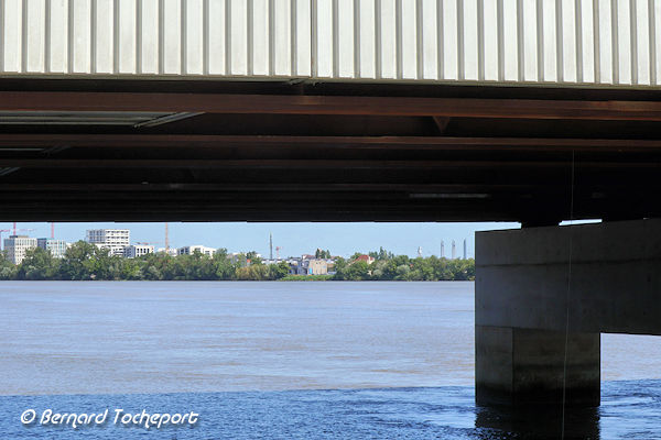 Bordeaux vue sur la rive droite sous le pont Simone Veil | Photo Bernard Tocheport
