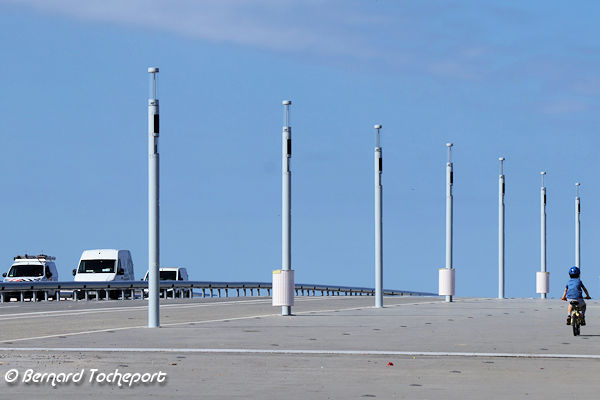 Bordeaux lampadaires du pont Simone Veil | Photo Bernard Tocheport
