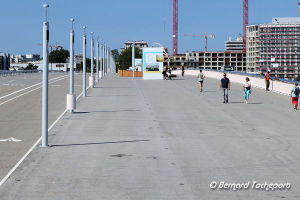 Bordeaux large espace piétons du pont Simone Veil | Photo Bernard Tocheport