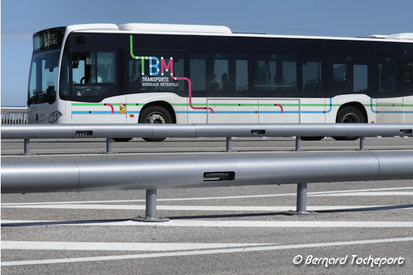 Bordeaux bus TBM circulant sur le pont Simone Veil | Photo Bernard Tocheport
