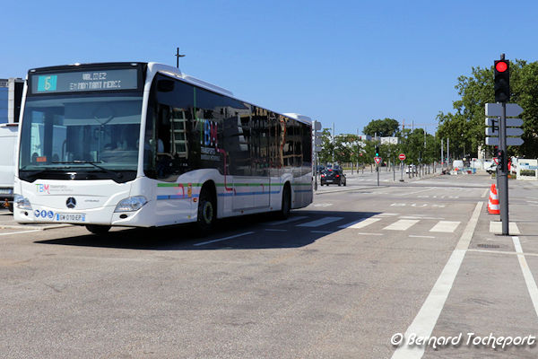 Bordeaux bus TBM entrant sur le pont Simone Veil | Photo Bernard Tocheport