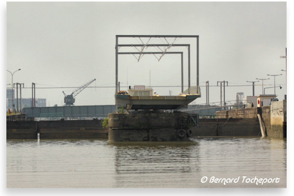 Bordeaux position du pont tournant ouvert au passage bateaux | Photo Bernard Tocheport