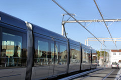 Tram et voiture sur le pont tournant -  photo 33-bordeaux.com