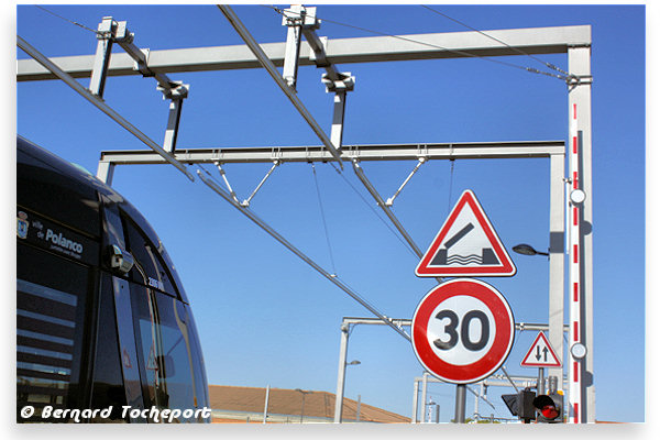 Pont tournant du tram de Bordeaux, caténaires et signalisation | Photo Bernard Tocheport
