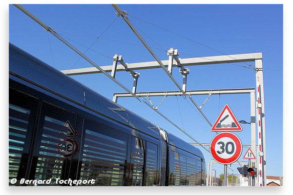 Signalisation pont tournant de Bordeaux et Tram à persiennes | Photo Bernard Tocheport