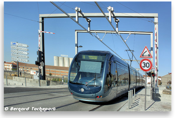 Tram de Bordeaux sur le pont tournant | Photo Bernard Tocheport