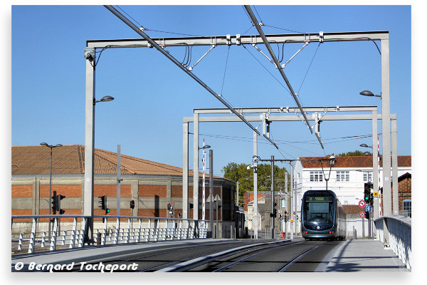 Tramway sur le pont tournant à Bordeaux | Photo Bernard Tocheport