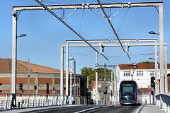 Tramway sur le pont tournant à Bordeaux | Photo Bernard Tocheport