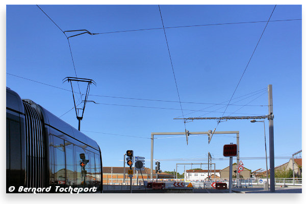 Pont tournant de Bordeaux fermé le tram prend la voie secondaire | Photo Bernard Tocheport 