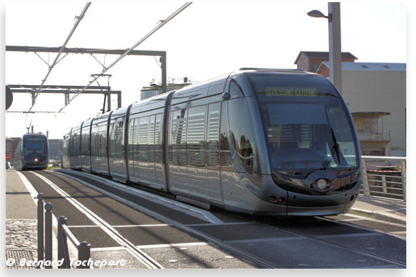 Croisment de 2 tramways sur le pont tournant à Bordeaux | Photo Bernard Tocheport