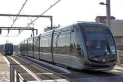 Croisment de 2 tramways sur le pont tournant à Bordeaux | Photo Bernard Tocheport