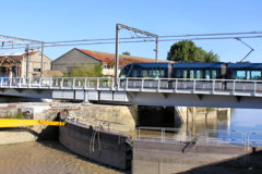 Tramway sur le pont tournant de Bordeaux | Photo Bernard Tocheport