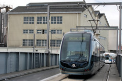 Bordeaux tram sur le pont secondaire des bassins à flot | Photo Bernard Tocheport