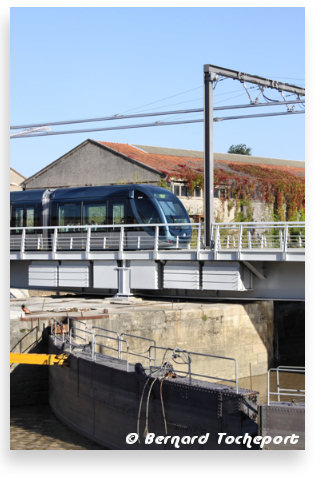 Bordeaux Tram passant sur le pont tournant | Photo Bernard Tocheport