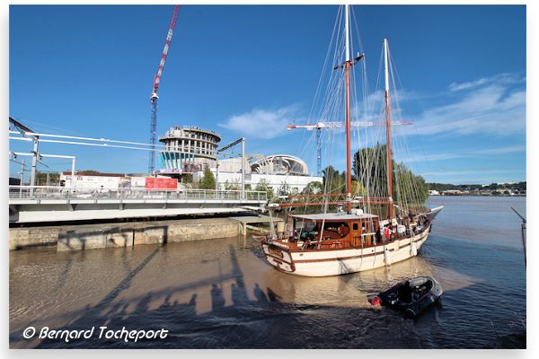 BORDEAUX voilier au passage du pont tournant | Photo Bernard Tocheport