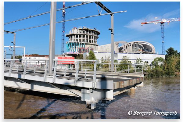BORDEAUX le pont tournant du tramway pivote pour le passage d'un bateau | Photo Bernard Tocheport