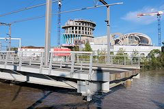 BORDEAUX le pont tournant du tramway pivote pour le passage d'un bateau | Photo Bernard Tocheport