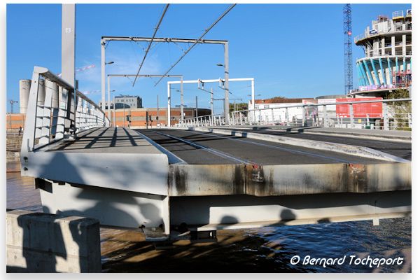 BORDEAUX le pont tournant du tramway revient dans l'axe des voies | Photo Bernard Tocheport