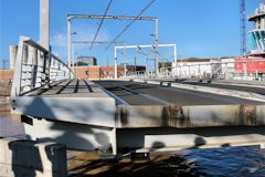 BORDEAUX le pont tournant du tramway revient dans l'axe des voies | Photo Bernard Tocheport