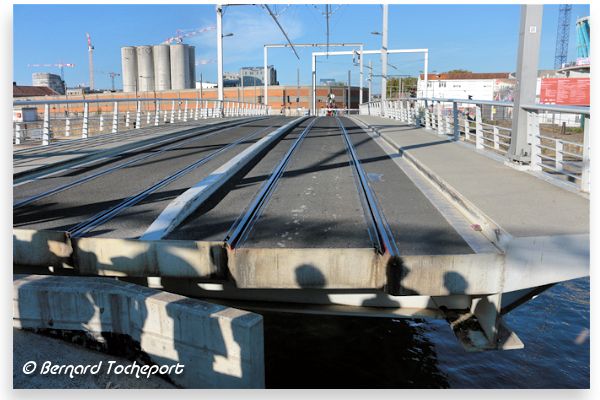BORDEAUX après une manœuvre le pont tournant s'abaisse | Photo Bernard Tocheport