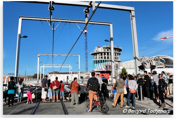 Bordeaux le pont tournant fermé pour le passage d'un bateau | Photo Bernard Tocheport