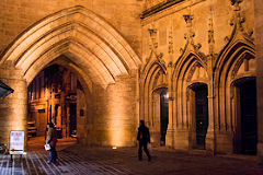 Bordeaux la nuit passage sous la porte de la Grosse Cloche | Photo Bernard Tocheport