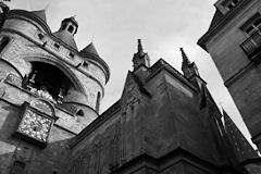 Bordeaux la porte de la Grosse Cloche et l'église Saint Eloi | Photo Bernard Tocheport