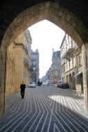 Graphisme du sol au passage de la porte de la Grosse Cloche à Bordeaux | Photo Bernard Tocheport