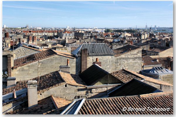 Vue sur les toits de Bordeaux depuis la porte de la Grosse Cloche | Photo Bernard Tocheport