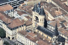 Bordeaux photo aérienne de la Grosse Cloche, l'église Saint Eloi et du cours Victor Hugo | Photo Bernard Tocheport