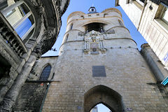 Bordeaux la porte de la Grosse Cloche vue depuis la rue Saint James | Photo Bernard Tocheport