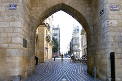 Bordeaux le passage sous la Grosse Cloche limite des rues Teulère, Saint James et de Guienne | Photo Bernard Tocheport