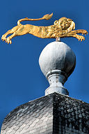 Bordeaux la girouette du Léopard d'Aquitaine au sommet de la porte de la  Grosse Cloche | Photo Bernard Tocheport