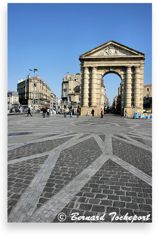 Mosaique de pavés place de la Victoire et la porte d'Aquitaine
